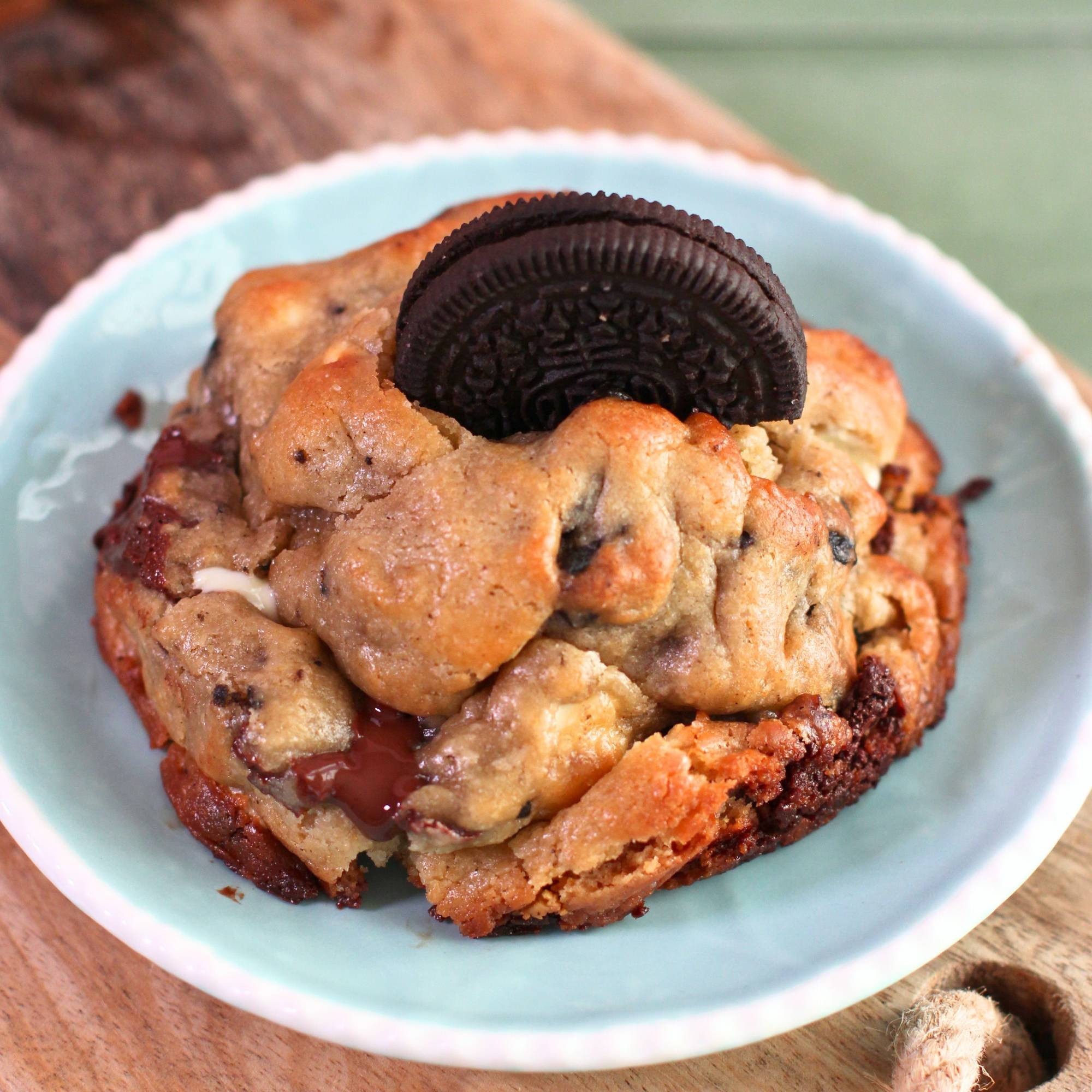 Cookies & Cream| NY Cookie con Oreos, Chocolate con leche y Chocolate blanco