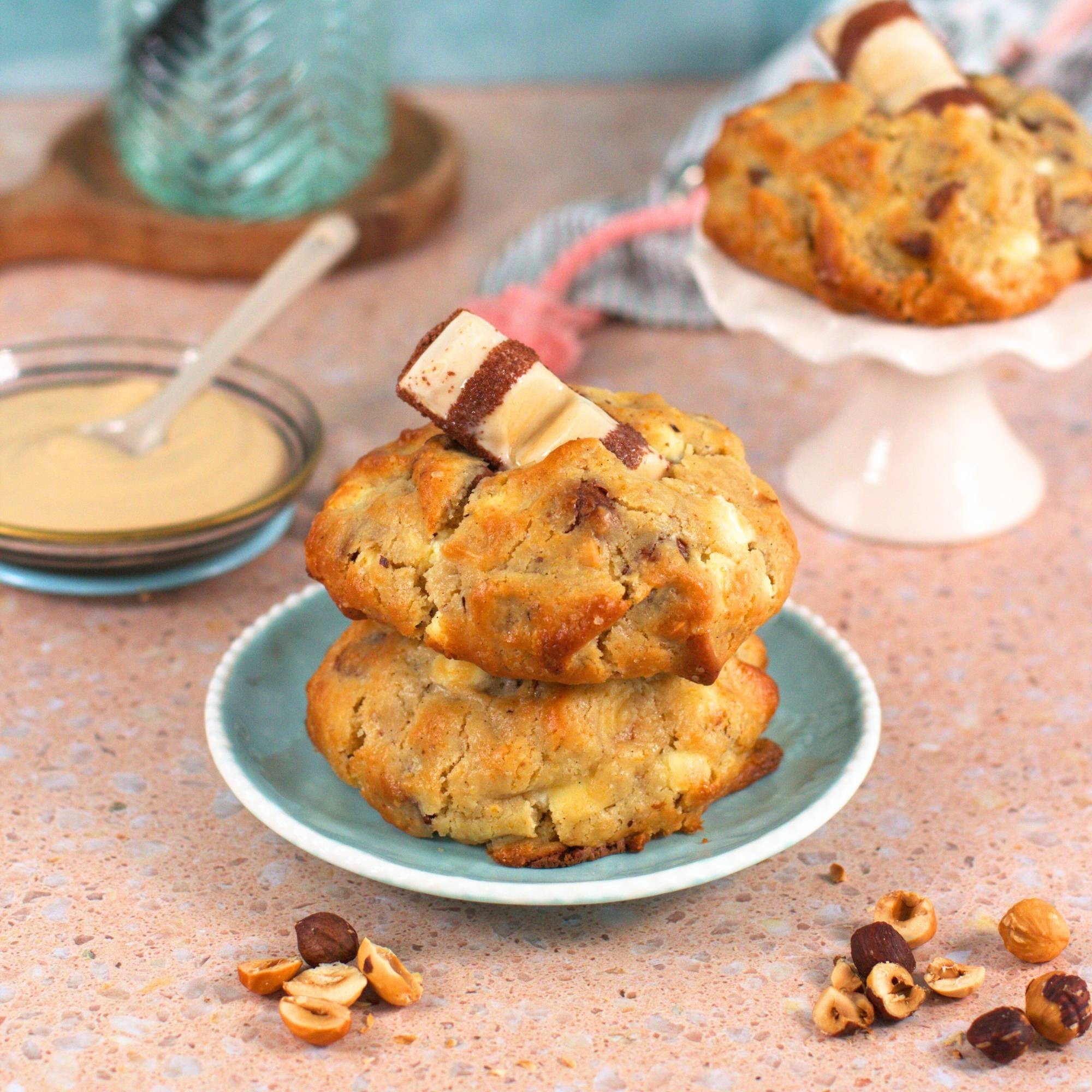 Kinderella | NY Cookies con avellanas, barquillos, Chocolate blanco y con leche rellena de crema de leche y avellanas