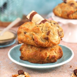 Kinderella | NY Cookies con avellanas, barquillos, Chocolate blanco y con leche rellena de crema de leche y avellanas