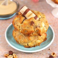 Kinderella | NY Cookies con avellanas, barquillos, Chocolate blanco y con leche rellena de crema de leche y avellanas