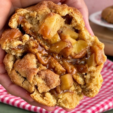 Apple Pie NY Cookie de vainilla, manzanas, con relleno de manzanas caramelizadas, caramelo y canela.