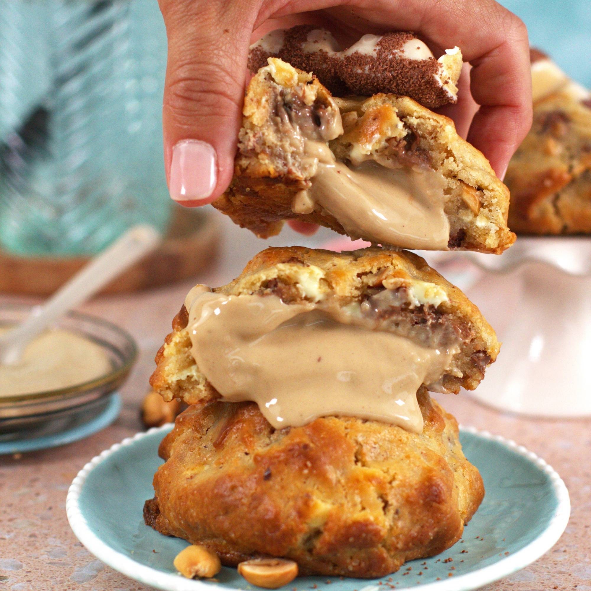 Kinderella | NY Cookies con avellanas, barquillos, Chocolate blanco y con leche rellena de crema de leche y avellanas