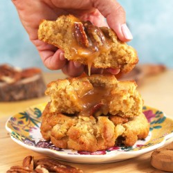 Honey Pecan Pie Cookie | NY Cookie de vainilla con caramelo de miel y pecanas