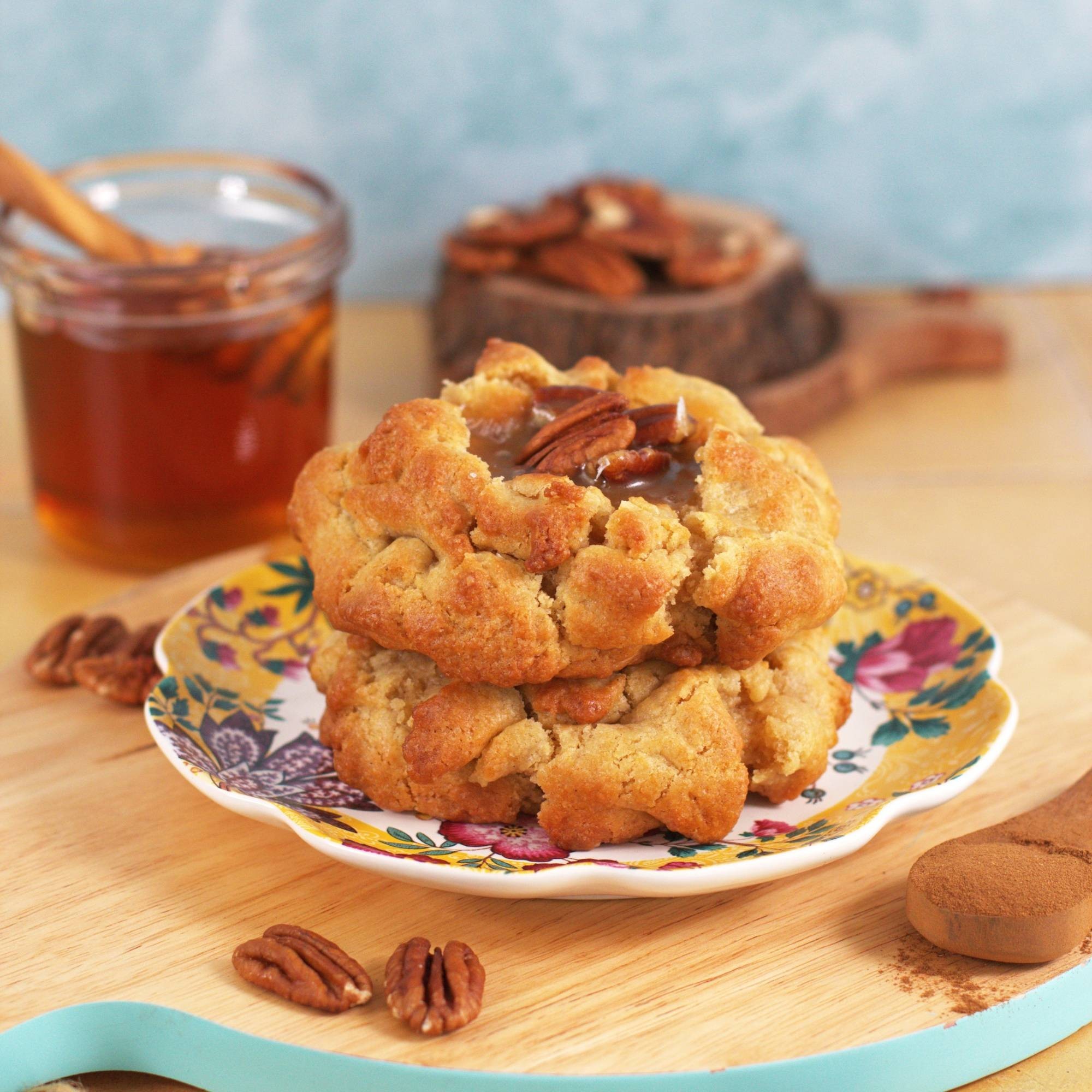 Honey Pecan Pie Cookie | NY Cookie de vainilla con caramelo de miel y pecanas