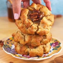 Honey Pecan Pie Cookie | NY Cookie de vainilla con caramelo de miel y pecanas