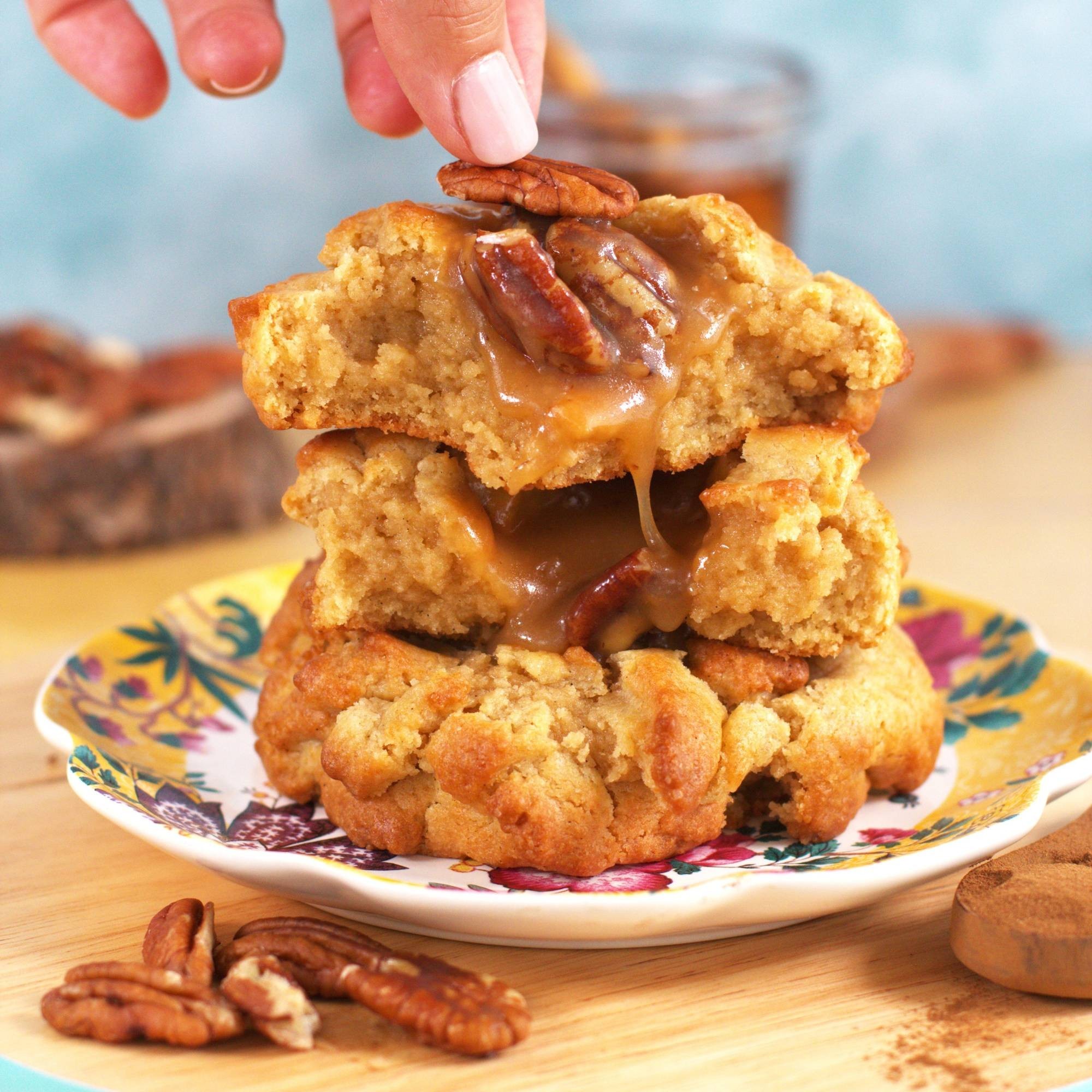 Honey Pecan Pie Cookie | NY Cookie de vainilla con caramelo de miel y pecanas