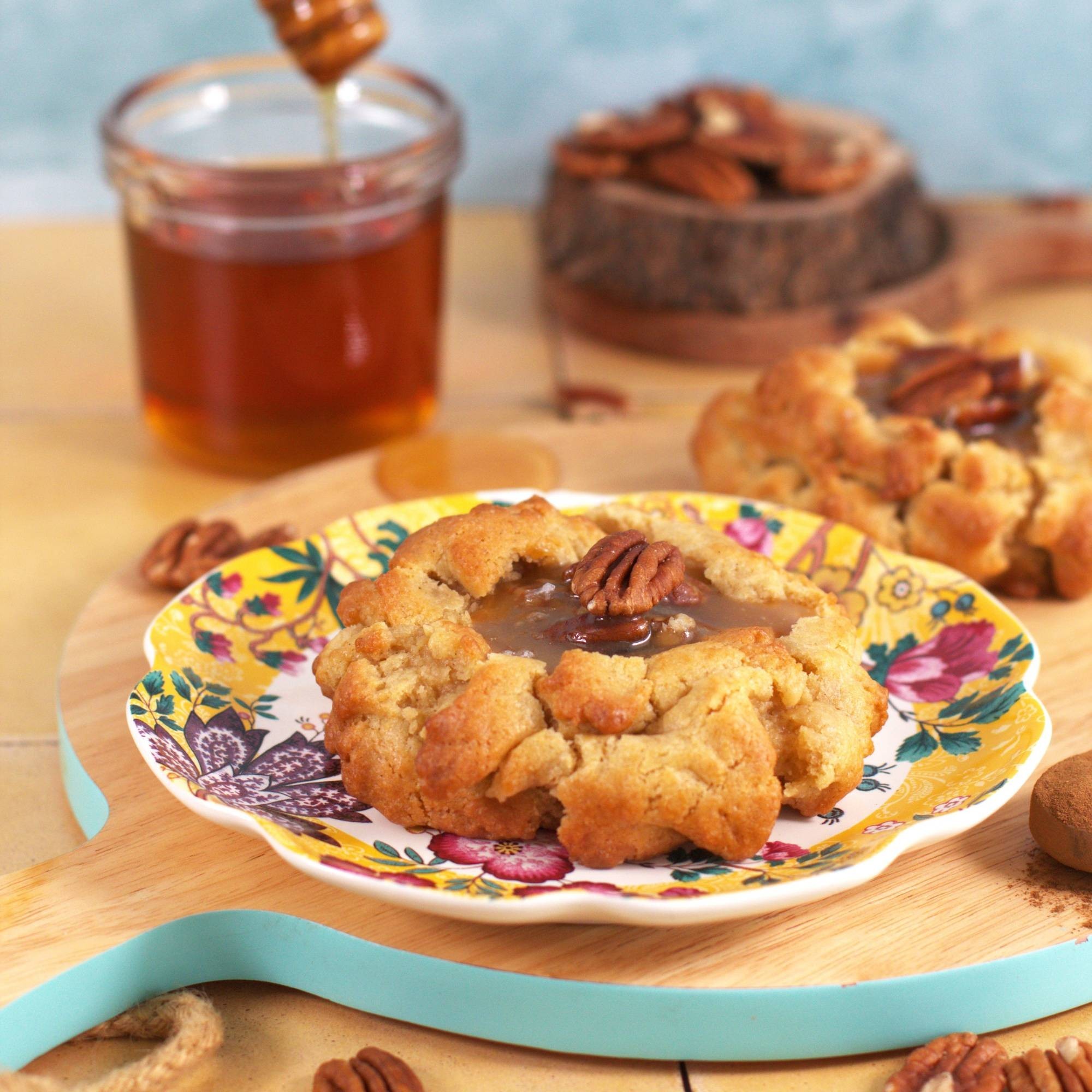 Honey Pecan Pie Cookie | NY Cookie de vainilla con caramelo de miel y pecanas